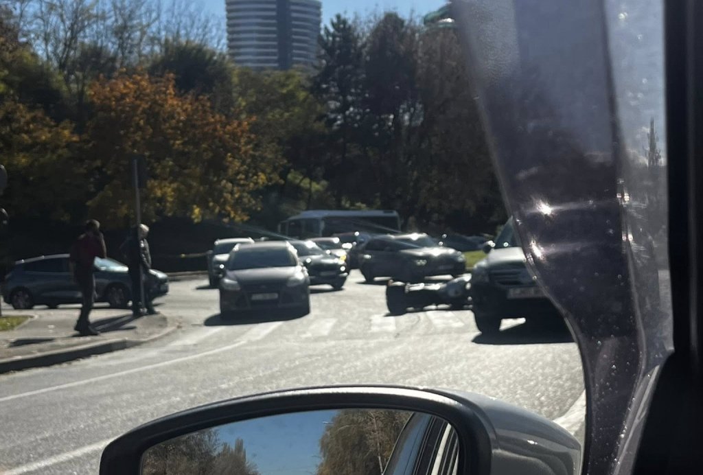 Accident în Cluj-Napoca: Motociclist acroșat de un autoturism