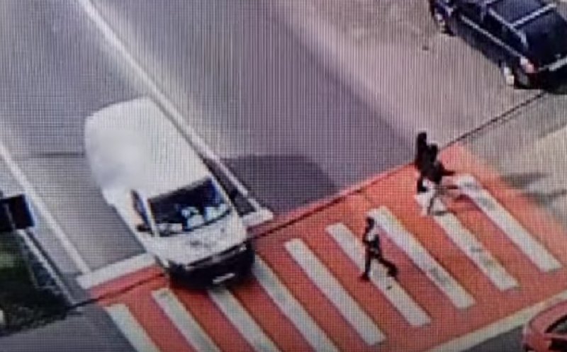 Cluj: O polițistă a fost cât pe ce să fie lovită pe trecerea de pietoni de un curier grăbit care nu i-a acordat prioritate. Ce sancțiune a primit șoferul