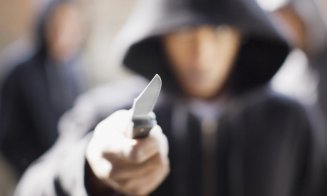 Furt și tâlhărie într-o singură seară la Cluj. Doi tineri cu cagule au furat un moped și au amenințat un minor cu un briceag