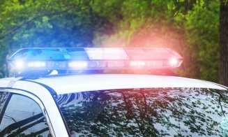 Inimaginabil! Bebeluș de trei săptămâni, „vândut” pentru 7.000 de euro. Copilul a fost găsit la locuința unui bărbat din Cluj care deținea 600 de sticle de alcool