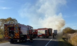 TIR cuprins de flăcări pe Cluj - Oradea. Intervin două echipaje de pompieri