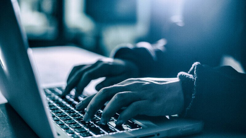 Alertă! Escrocii trimit „amenzi” false în numele Poliției Române şi al DNSC: "Se bazează pe emoționarea potențialelor victime"/Cum te poți proteja