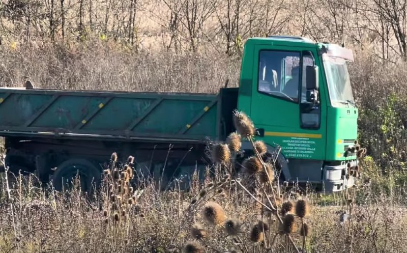Autobasculantă prinsă în flagrant în timp ce descărca deșeuri la marginea Clujului
