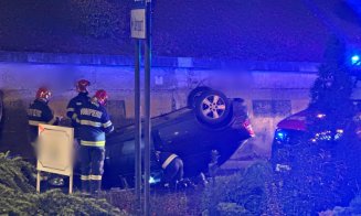 Mașină răsturnată pe o stradă din Cluj-Napoca. Tânăr de 20 de ani, evaluat de către paramedici