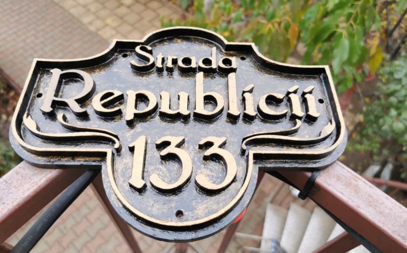 Plăcuțe cu strada și numărul pe toate imobilele din Cluj-Napoca. Cât e amenda dacă nu le ai