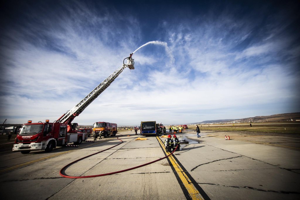 Alarmă la Aeroportul Cluj: autospeciale în acțiune pentru simularea unui accident aviatic cu victime multiple. Când va avea loc