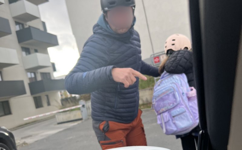 Trotinetist din Cluj, care și-a pus fiica în pericol, amenințări cu moartea la adresa celui care l-a atenționat / Îl va vizita și Protecția Copilului