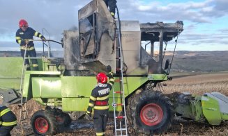Combină agricolă, făcută SCRUM în urma unui incendiu. Pompierii clujeni au intervenit de urgență