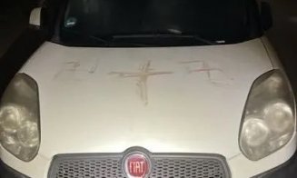 Un român din Diaspora a desenat cu propriul sânge svastici pe zeci de mașini și ziduri