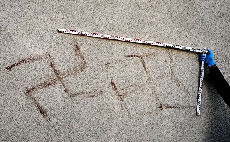 Un român din Diaspora a desenat cu propriul sânge svastici pe zeci de mașini și ziduri