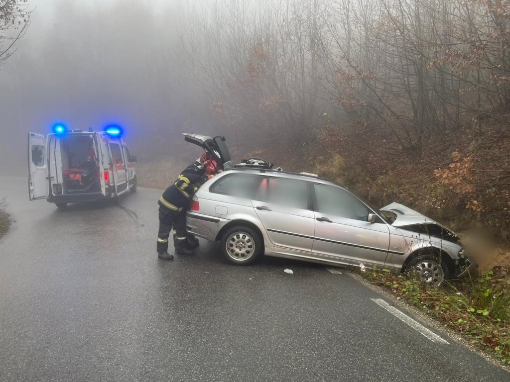 Accident rutier pe un drum din Cluj: Trei persoane, printre care și un copil mic, au ajuns la spital