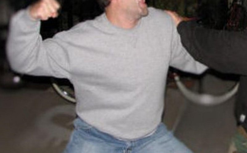 Scene șocante în centrul Clujului: un bărbat a fost bătut crunt și lăsat inconștient pe trotuar în fața zecilor de oameni