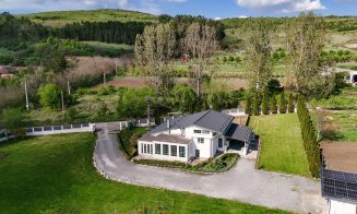 Cât te costă o casă independentă energetic, în mijlocul naturii lângă un iaz, dar la un pas de Cluj-Napoca