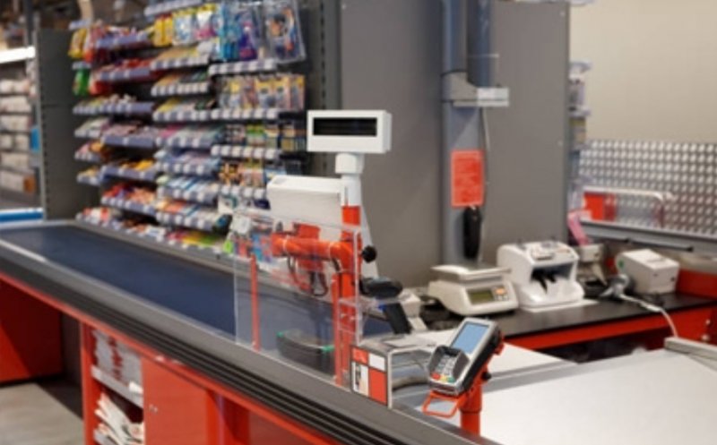 Gest incredibil într-un magazin din Cluj: un bărbat a furat telefonul uitat de o clientă la casă