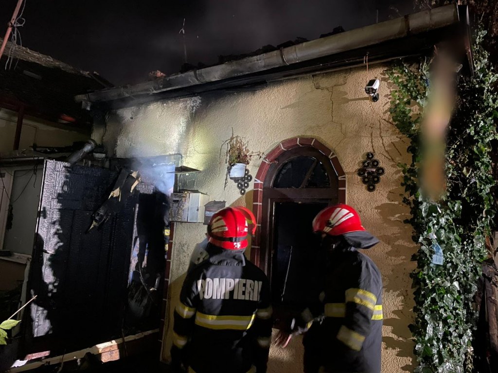 INCENDIU generalizat într-un imobil de pe Memorandumului / De la ce a izbucnit focul
