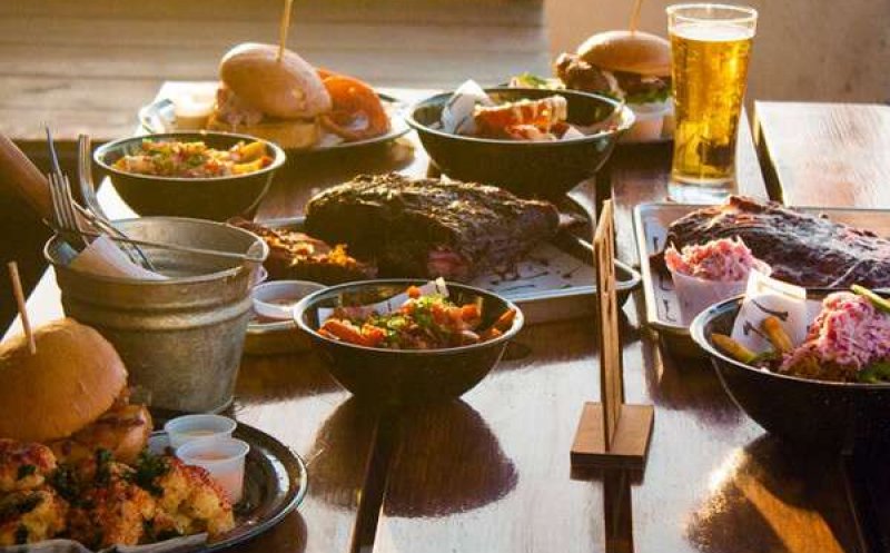 Alertă în lumea medicală! Un bărbat a murit imediat după ce a mâncat carne din cauza unei alergii provocată de o căpușă