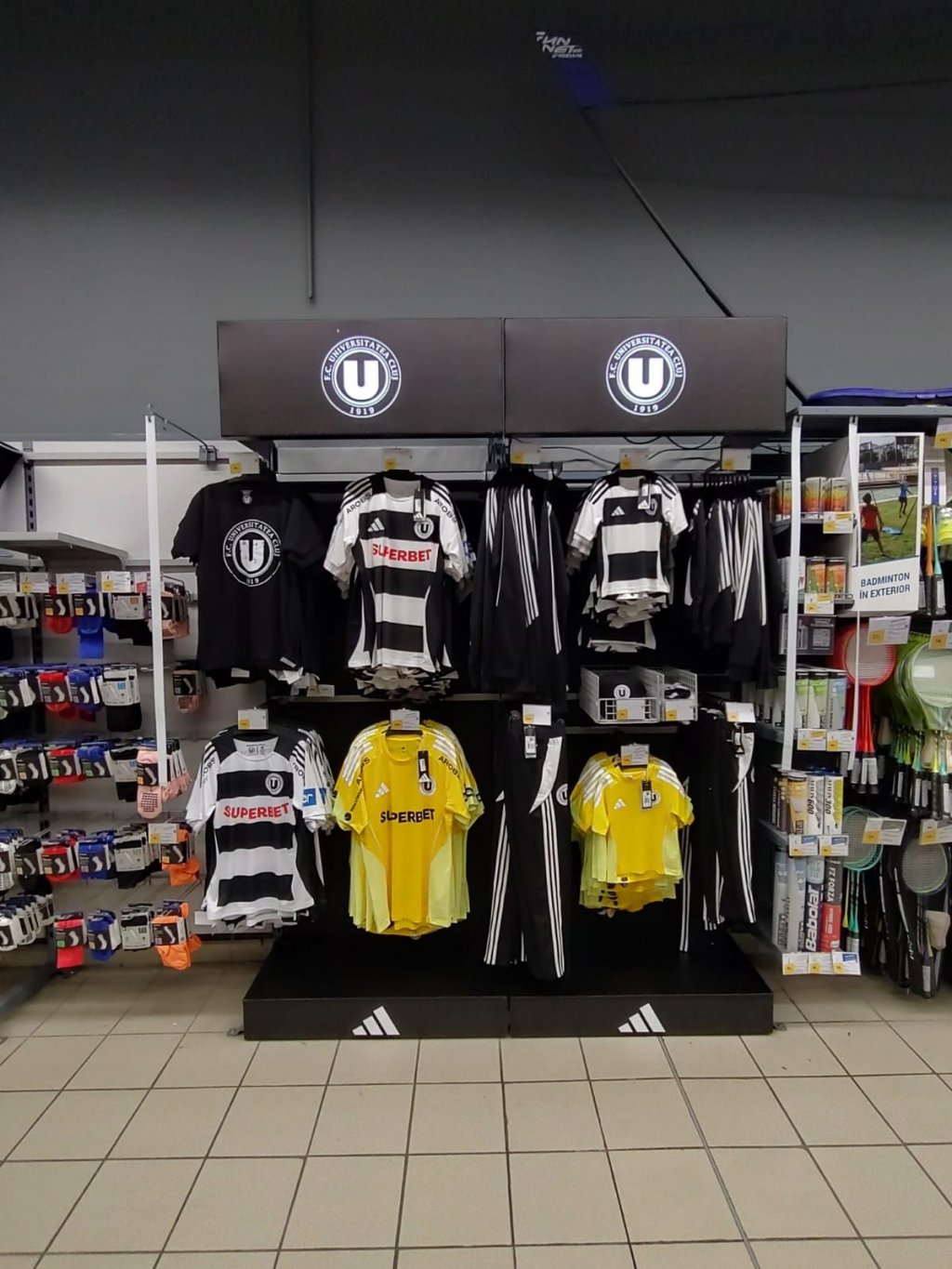Fan shopul oficial al echipei de fotbal Universitatea Cluj, lansat în magazinul Decathlon Cluj