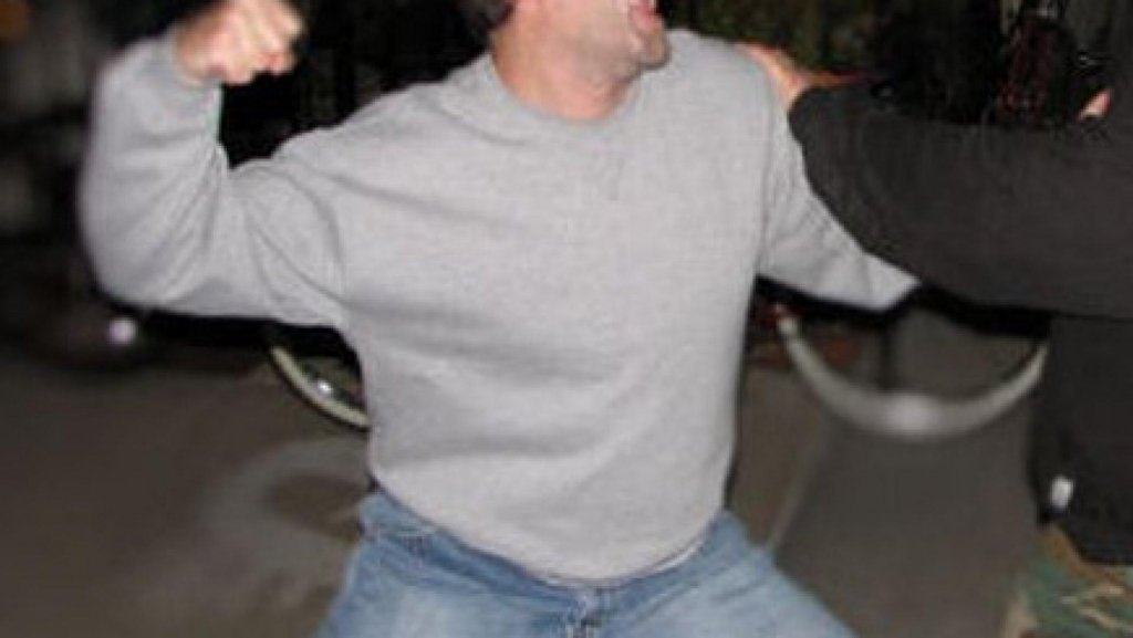 Doi bărbați din Cluj, reținuți după ce au agresat un tânăr și i-au furat telefonul