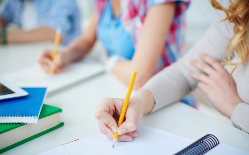 Veste bună pentru studenți! Ministerul Educației va obține bani de la UE pentru bursele sociale, de performanță și excelență