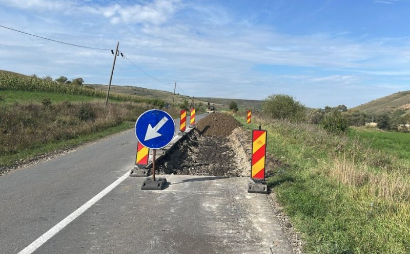 Reparații pe un drum comunal din județul Cluj. A fost distrus de ploi și inundații