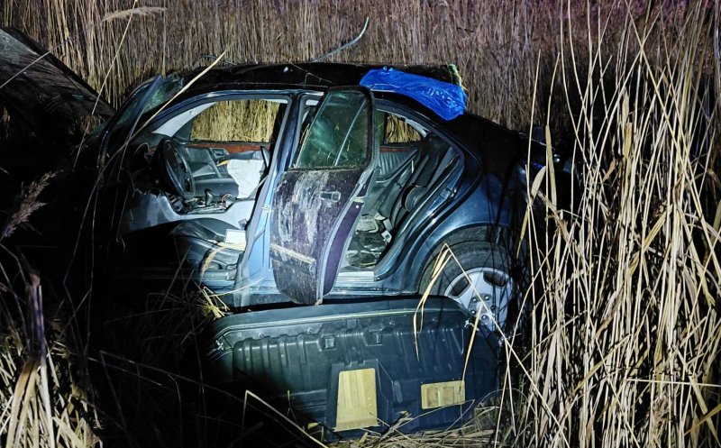 Accident grav pe un drum din Cluj: doi tineri transportați de urgență la spital după ce au ajuns cu mașina în stufăriș