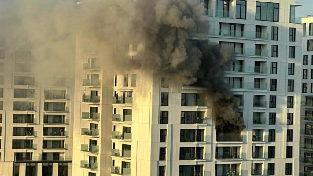 Incendiu puternic în București. 17 persoane au ajuns de urgență la spital