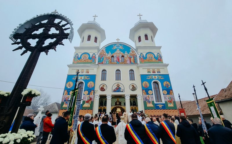 Slujbă impresionantă! Resfințirea Bisericii din Mănăstireni, la 100 de ani de la punerea pietrei de temelie