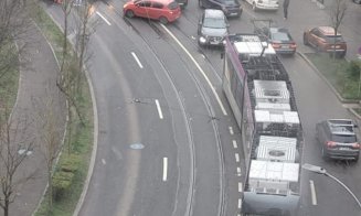 Cluj-Napoca: Un șofer beat s-a răsturnat cu mașina pe linia de tramvai