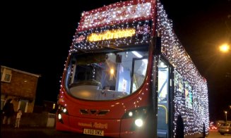 Începe Celălalt Târg de Crăciun din Cluj-Napoca. Bus double-decker împodobit de lumini, din care vizitezi orașul de la 4 m înălțime