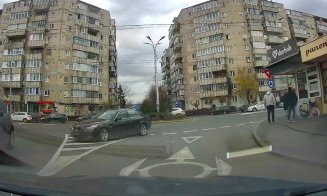 Tupeu maxim în Mănăștur! Un șofer de BMW a traversat pe interzis, fără numere de înmatriculare, imediat după ce a trecut Poliția