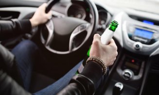 Un tânăr din Cluj, beat criță și fără permis, s-a oprit cu mașina direct într-un șanț