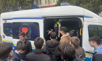 CARS în curtea școlii! Elevii de la Transporturi au simulat accidente, răsturnări și derapaje pentru a învăța să fie responsabili la volan