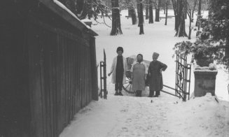 Angajați ai Muzeului Etnografic, în anii '50. Sediul instituției era altul decât cel actual