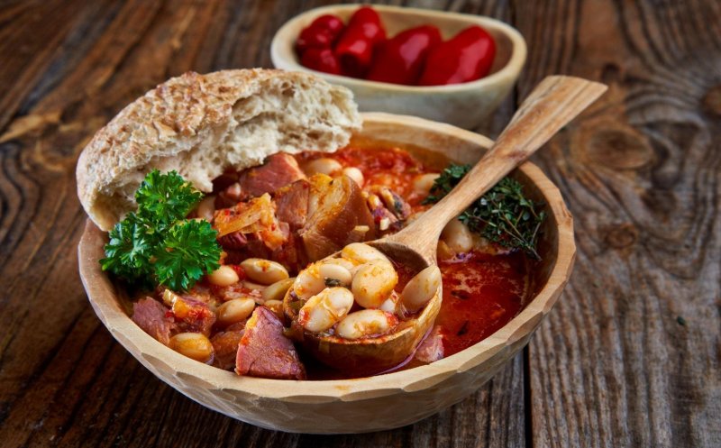 Cum faci fasole cu ciolan afumat, reţeta tradiţională de 1 Decembrie