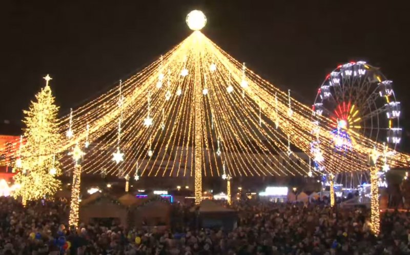 S-a aprins iluminatul festiv în Cluj: "La mulți ani, Cluj-Napoca! La mulți ani, România!"