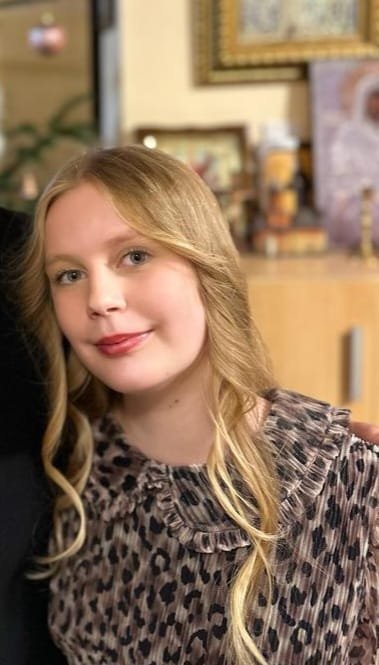 Salvează o inimă! "De când mă știu, durerea face parte din viața mea. Nu îmi amintesc cum este să stai drept fără să doară…" - așa începe povestea unei fetițe de 13 ani