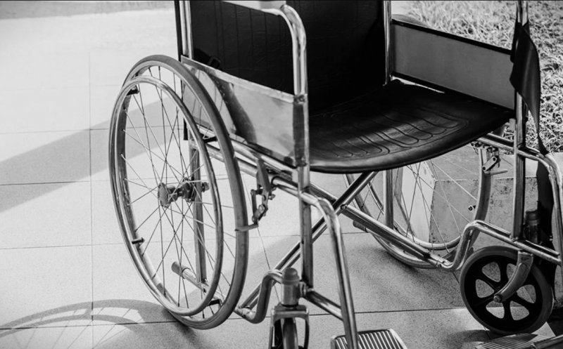 Caz cutremurător! Doi bărbaţi acuzaţi că au ucis în bătaie o persoană în scaun cu rotile, arestaţi preventiv