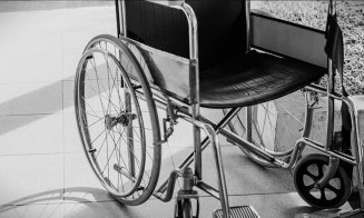 Caz cutremurător! Doi bărbaţi acuzaţi că au ucis în bătaie o persoană în scaun cu rotile, arestaţi preventiv