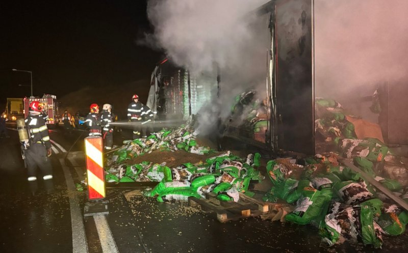 TIR în flăcări pe A3, în Cluj! Zeci de saci cu hrană pentru animale sunt împrăștiați pe șosea