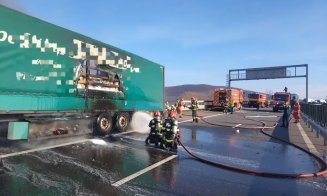 Incendiu la remorca unui camion pe Autostrada Sebeș-Turda. Pompierii au intervenit în forță