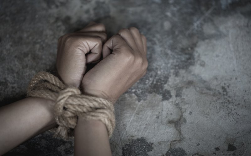 Răpire în plină zi la Cluj: Tânără de 24 de ani și copilul ei, forțați să urce în mașina fostului concubin