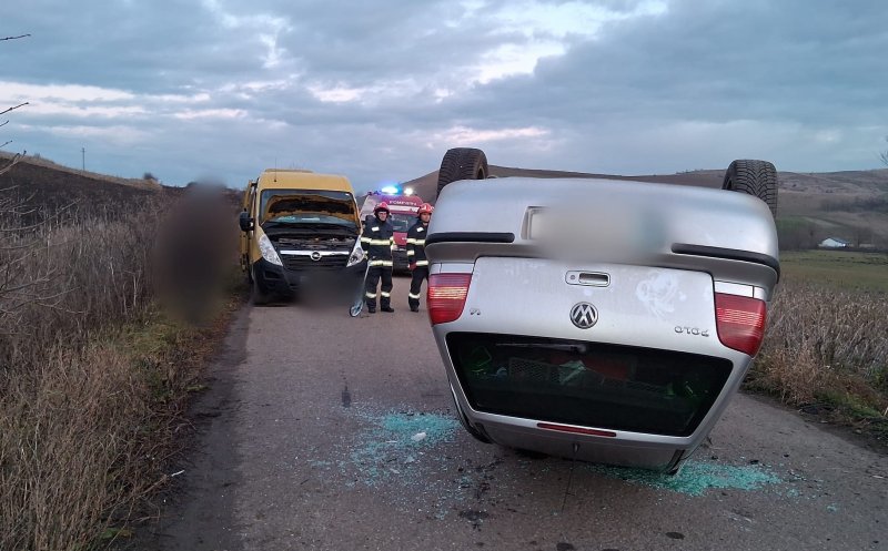 Accident grav în Cluj: o mașină s-a răsturnat după ce a lovit un microbuz. O femeie a ajuns la spital