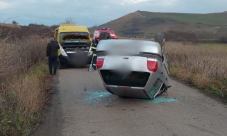 Cum s-a produs accidentul cu un microbuz școlar la Frata, Cluj: un șofer s-a răsturnat după ce a intrat într-un cap de pod