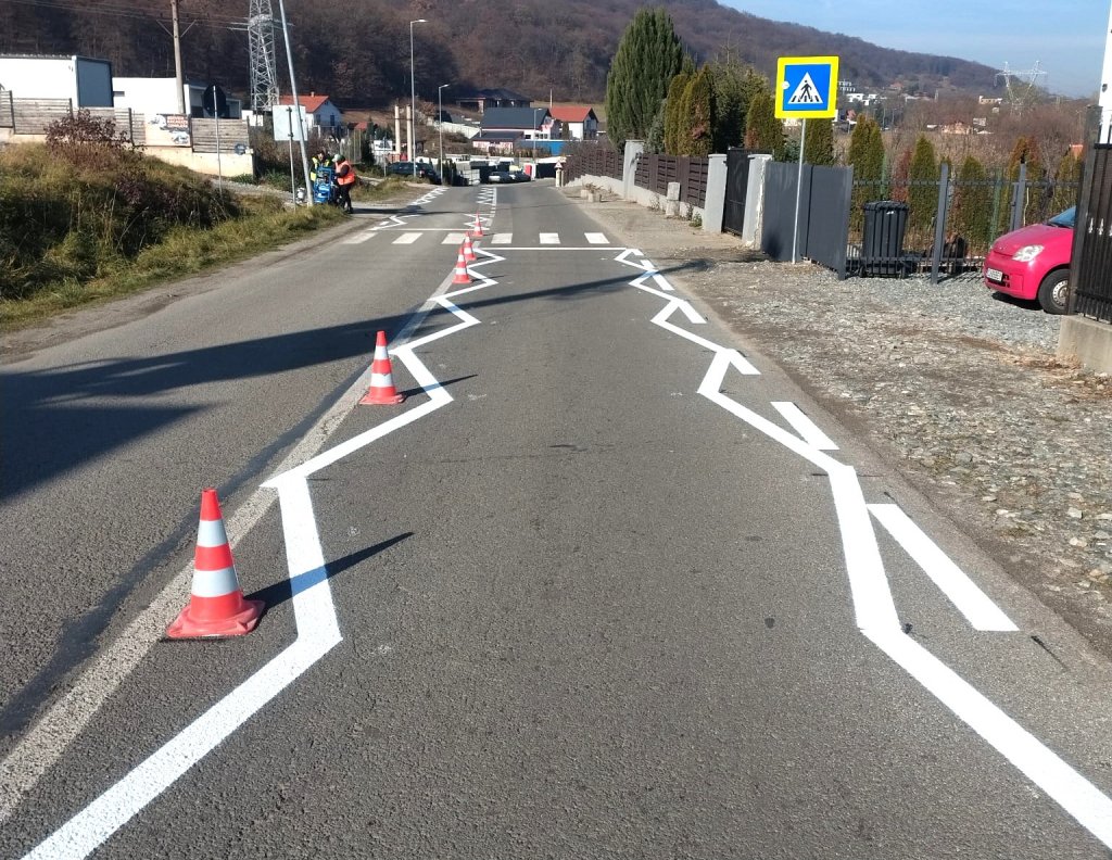 Noi marcaje rutiere pe aproape 300 km de drumuri județene din Cluj