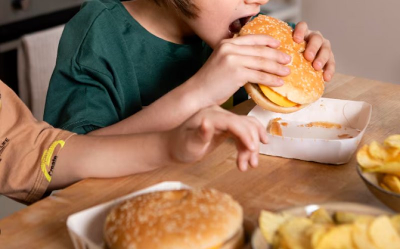UNICEF: Copiii sunt hrăniți cu „junk food” de la vârste tot mai mici. Tulburările de creștere, obezitatea, depresia și hiperactivitatea, printre consecințe