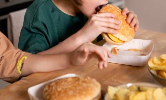UNICEF: Copiii sunt hrăniți cu „junk food” de la vârste tot mai mici. Tulburările de creștere, obezitatea, depresia și hiperactivitatea, printre consecințe