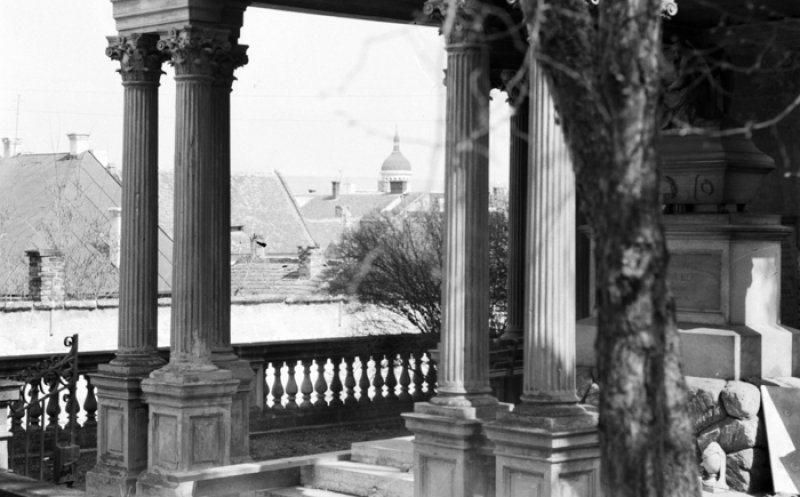 Unul dintre cele mai frumoase morminte ale Cimitirului Central este mausoleul clasicist ce se înalță lângă poarta principală. Cui aparține