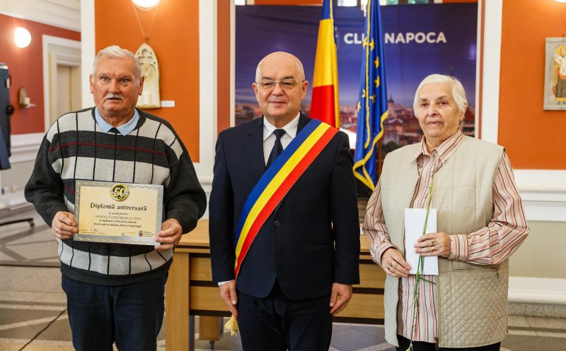 Zeci de cupluri care au sărbătorit "nunta de aur", premiate de primarul Emil Boc