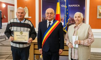 Zeci de cupluri care au sărbătorit "nunta de aur", premiate de primarul Emil Boc