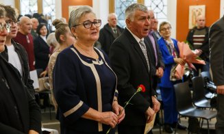 Zeci de cupluri care au sărbătorit "nunta de aur", premiate de primarul Emil Boc